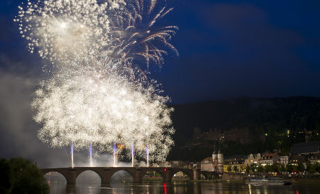 Das Bild zeigt ein Feuerwerk bei Nacht über der Alten Brücke.