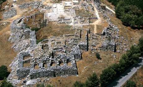 Luftbild des mykenischen Palastzentrums von Tiryns