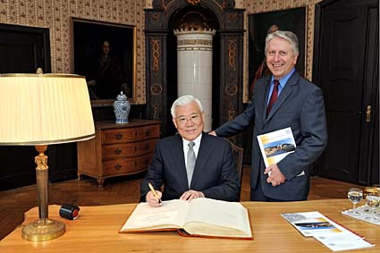 Professor You Ching, Repräsentant Taiwans in Deutschland, trägt  sich ins Goldene Buch der Universität Heidelberg ein. Rektor Bernhard  Eitel lobt die guten Beziehungen der Ruperto Carola zu Universitäten  in Taiwan.