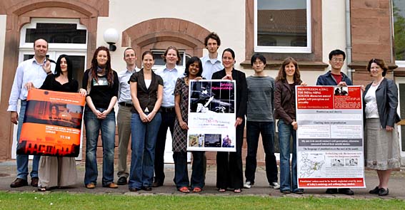 Die Leiter des Graduiertenprogramms im Exzellenzcluster „Asia and Europe in a Global Context“ und die ausgewählten Stipendiaten (von links nach rechts): Graduate Programme Manager Dr. Martin Gieselmann, Stipendiaten Roberta Tontini, Yasemin Leylek, Mathias Liehr, Silke Bechler, Markus Pauli, Sridevi Padmanabhan, Christoph Cyranski, Eva Zhang, Takashi Saikawa, Lisa Caviglia, Wu I-wei sowie für das Cluster-Direktorium Prof. Dr. Madeleine Herren (fehlende Stipendiaten auf dem Photo: Ravi Baghel und Nan Haifen) 