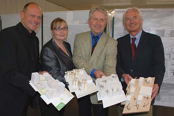 Vier Jury-Mitglieder mit den vier prämierten  Modellen: Ministerialrat Dr. Hans J. Reiter,  Studentenwerks-Geschäftsführerin Ulrike Leiblein, Rektor Prof. Dr.  Bernhard Eitel und Rolf Stroux, Leiter des Universitätsbauamts (v.l.)