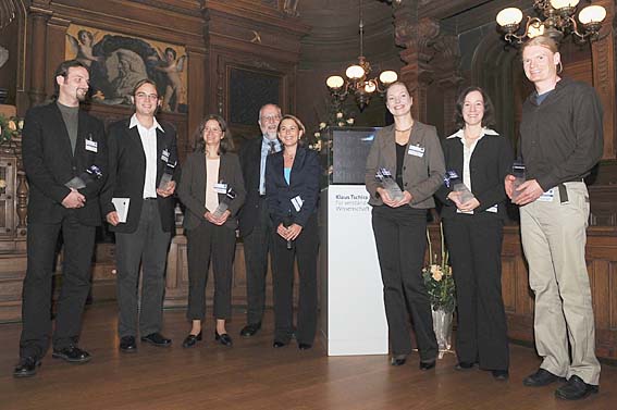 Preisverleihung in der Alten Aula: Dr. Kristian Franze, Dr. Jan Ole Kriegs, Dr. Felicitas Mokler, Dr. h. c. Klaus Tschira, Moderatorin Tina Ries, Dr. Anne Julia Stähler, Dr. Marie Schröter, Dr. Christian Fleischer (von links nach rechts)