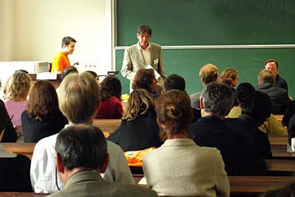 Engagierte Diskussionen: Prof. Dr. Alexander Henn (Arizona State University) diskutierte „Passion for Praxis: Miracles, Rituals and Science“ im Themenblock „Rituals of Science“.