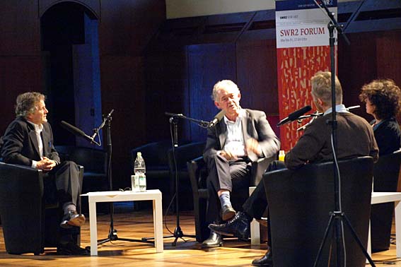 Öffentliche Forumsdiskussion „Warum wir Rituale brauchen“ in Kooperation mit SWR2: Auf dem Podium Moderator Eggert Blum, Erziehungswissenschaftler Christoph Wulf (Berlin), Indologin Ute Hüsken (Heidelberg/ Oslo) und Psychologe Henrik Jungaberle (Heidelberg). (v.l.n.r.)