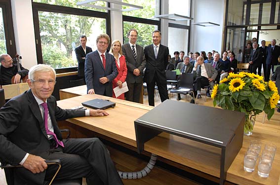 Manfred Lautenschläger (vorne) bei der heutigen Einweihung des nach ihm benannten Hörsaals. Im Hintergrund Alt-Dekan Prof. Hess, Studiendekanin Prof. Mager, Dekan Prof. Baldus und Prorektor Prof. Pfeiffer (von links) 