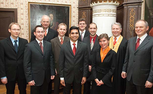 Von links: Dr. Christoph Koch, Dr. Ralph Schilha, Prof. Paul Kirchhof, Vorsitzender der Preis-Jury, Dr. Grischa Perino, Dr. Nixon M. Abraham, Dr. Olaf Weber, Dr. Kai Michelsen, Dr. Susan Richter, Rektor Bernhard Eitel und Bernhard Schreier, Vorsitzender der Stiftung Universität Heidelberg