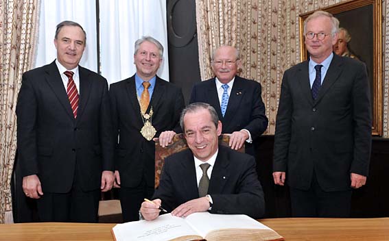 Premierminister Gonzi trägt sich in das Goldene Buch der Universität Heidelberg ein. Hinter ihm (v.l.n.r.): Maltas Botschafter Dr. John Paul Grech, Rektor Prof. Dr. Bernhard Eitel, Ehrensenator Prof. Dr. Viktor Dulger und der deutsche Botschafter im Malta, Karl Andreas Freiherr von Stenglin.