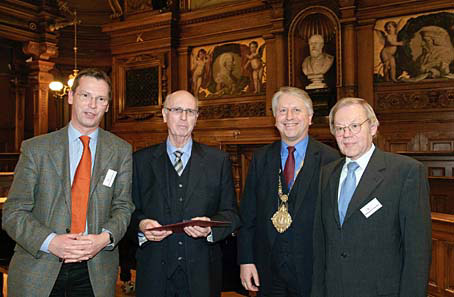 Im Rahmen der zweiten Marsilius-Vorlesung mit der Marsilius-Medaille ausgezeichnet: Literaturhistoriker Prof. Dr. Dr. h.c. mult. Wolfgang Frühwald (2.v.l.) zusammen mit (v.l.n.r.) Prof. Dr. Hans-Georg Kräusslich, Rektor Prof. Dr. Bernhard Eitel und Prof. Dr. Dr. h.c. Wolfgang Schluchter. 