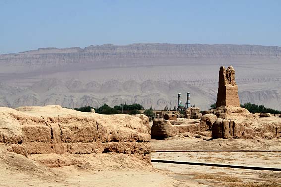 Aufnahme von Gaochang: Auf dem Bild ist im Hintergrund eine Moschee der angrenzenden aktuellen Oasensiedlung zu sehen